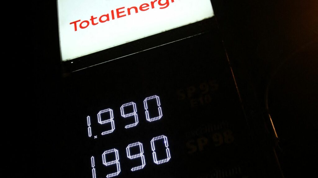 La vente à prix coutant des carburants "n'est pas quelque chose qui va changer le prix", estime l'ancien président de l’Union française des industries pétrolières
                  Jean-Louis Schilansky, ancien président de l'UFIP réagit ce dimanche à la proposition du chef de l'État, de vendre le carburant à prix coûtant. Emmanuel Macron l'a annoncé lors d'une interview accordée au 20h de France 2 et TF1.