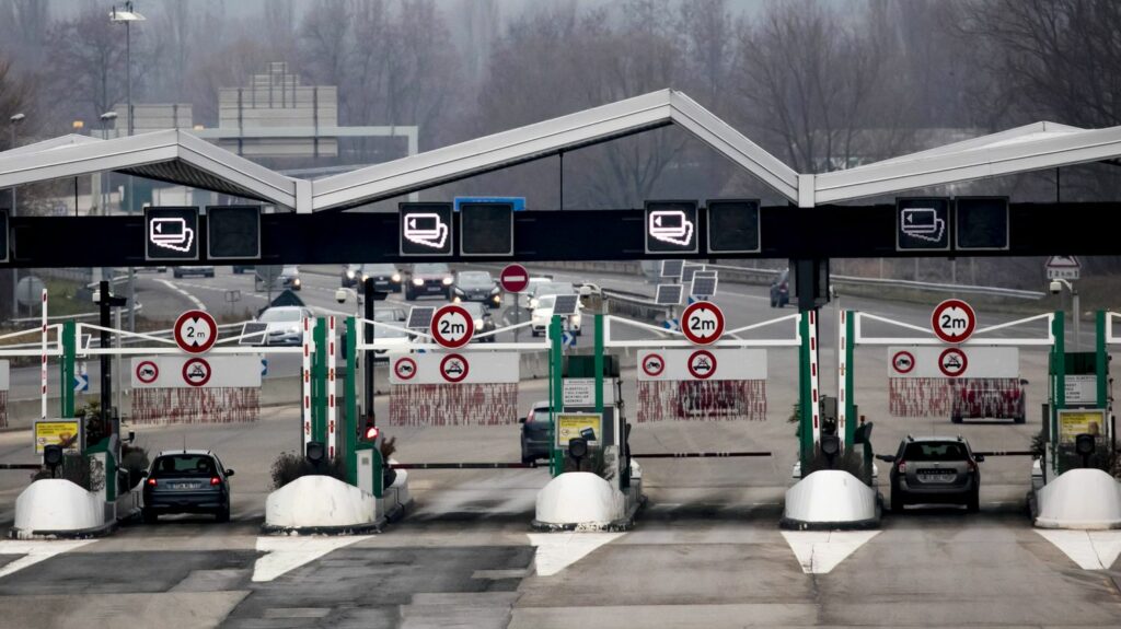 Autoroutes : le groupe Vinci peut-il vraiment décider d'une hausse "inévitable" des tarifs de péages ?
              Tandis que le gouvernement compte imposer une nouvelle taxe aux sociétés d’autoroutes et aux gestionnaires des grands aéroports, la menace d'une répercussion aux péages est brandie. Qu'en est-il vraiment ?
