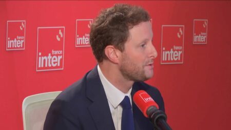 Les premières voitures électriques à 100 euros par mois "rouleront l'année prochaine", assure Clément Beaune
                  Le dispositif, annoncé lundi par Emmanuel Macron, sera mis en service dès l'année prochaine, précise mardi sur France Inter le ministre délégué chargé des Transports.