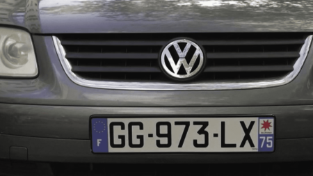 Fausses plaques d’immatriculation : ce fléau qui frappe de nombreux automobilistes
              Certains Français reçoivent des amendes alors qu'ils n'ont pas fauté sur les routes. Comment est-possible ? Lumière sur le vol de plaques d’immatriculation.
