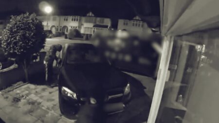 Automobile : les vols de voiture en forte hausse à cause de boîtiers électroniques
              Les vols de voitures ont littéralement explosé durant l’été 2023, avec une hausse de 50 % des faits. 80 % des vols se font en piratant les clés grâce à des systèmes électroniques.