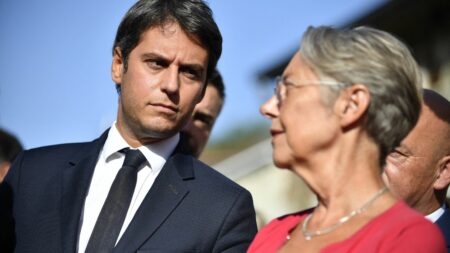 Voyage en avion de Élisabeth Borne et Gabriel Attal à Rennes critiqué par Julien Bayou par manque de pédagogie Déplacement en avion d'Élisabeth Borne et Gabriel Attal à Rennes : "C'est une occasion manquée de faire preuve de pédagogie", regrette Julien Bayou
Le député écologiste dénonce le trajet en avion lundi 4 septembre de la Première ministre et du ministre de l'Éducation nationale en Bretagne, alors que l'entourage d'Élisabeth Borne se justifie d'une "exception". Il n'existe pas de consigne claire au sein du gouvernement sur l'usage de l'avion.