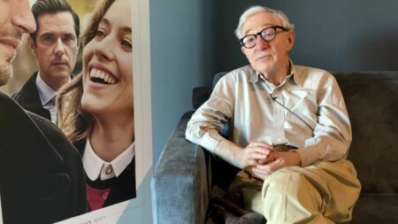 Entretien avec Woody Allen à Lyon pour "Coup de chance", son dernier film avec Melvil Poupaud et Lou de Laâge
              Le réalisateur new-yorkais de 87 ans était ce dimanche 10 septembre l'invité de l’Institut Lumière pour présenter en avant-première son 50e long métrage entièrement tourné en France. Intitulé "Coup de chance" le film sort le 27 septembre, il pourrait signer la fin de la carrière du cinéaste.