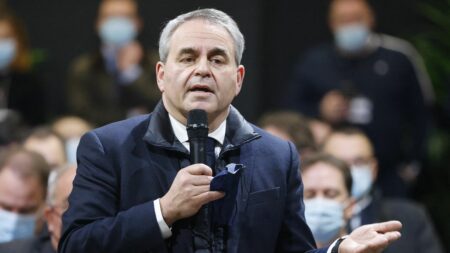 Xavier Bertrand dénonce le ‘mensonge’ du gouvernement sur les 12 milliards d’euros de ristourne carburants Ristourne sur les carburants : l’évaluation à 12 milliards d’euros du gouvernement, "c’est n’importe quoi, c’est un mensonge", répond Xavier Bertrand
Le ministre de l’Economie a écarté la proposition faite vendredi par Xavier Bertrand d'une ristourne de 15 à 20 centimes sur le prix du litre d'essence car elle coûterait "12 milliards d'euros" selon Bruno Le Maire.