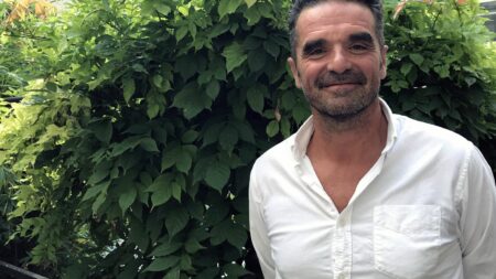 "J'avais envie de faire ce film comme je voulais, sans attendre des années" : Yohann Charrin, réalisateur de "Mise au vert", un premier long-métrage produit hors des circuits traditionnels
              Tourné en 2020 entre deux confinements, "Mise au vert" raconte les aventures d'une famille en vacances au fin fond du Vercors. Pour son réalisateur Yohann Charrin, qui porte ce projet depuis sept ans, voir ce premier film sortir dans les salles, "c'est une belle histoire pour tout le monde, qui finit bien !"