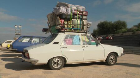 À Marseille, une exposition de Renault 12 témoigne du périple pour "le retour au pays" des années 70-90
                  Au Mucem, une exposition nous invite à monter à bord de la voiture emblématique qui a permis à des milliers de travailleurs de se rendre au "bled" : la "Renault 12".
