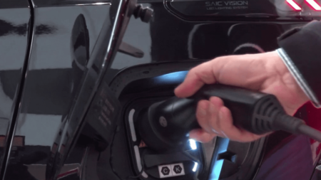Voitures électriques : 200 millions d’euros en plus pour accélérer le déploiement des bornes de recharge
          200 millions d’euros supplémentaires vont être octroyés pour faciliter l’implantation de bornes électriques de recharge. Une nouvelle aide de l’État au secteur, pour inciter ainsi à passer à la voiture électrique.