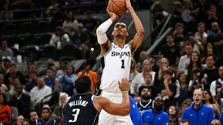 26 Octobre: Fusillade aux Etats-Unis, aide française à Gaza, Premier match NBA de Wembanyama PODCAST. Premier match de "Wemby" en NBA, fusillade aux Etats-Unis, aide française à Gaza : ça dit quoi ce 26 octobre ?
Ce jeudi 26 octobre, les images d'horreur arrivent de l'Etat du Maine Etats-Unis, endeuillé par une nouvelle fusillade, un navire-hôpital français est en route vers Gaza et le prodige français du basket, Victor Wembanyama a vécu un premier match difficile en NBA.