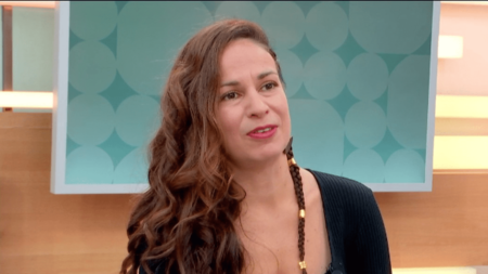 Documentaire : pour la réalisatrice Léa Rinaldi, le film "Le Repaire des contraires" est "fait avec plein d’amour"
          La réalisatrice Léa Rinaldi était l’invitée du 12/13 info, mardi 31 octobre. Elle a notamment évoqué son nouveau documentaire "Le Repaire des contraires", qui sort en salles mercredi 1er novembre.