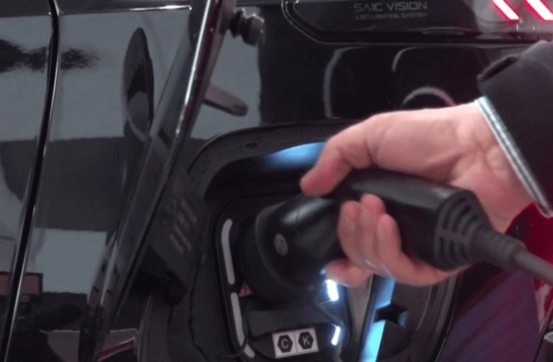 Voitures électriques : 200 millions d’euros en plus pour accélérer le déploiement des bornes de recharge
          200 millions d’euros supplémentaires vont être octroyés pour faciliter l’implantation de bornes électriques de recharge. Une nouvelle aide de l’État au secteur, pour inciter ainsi à passer à la voiture électrique.