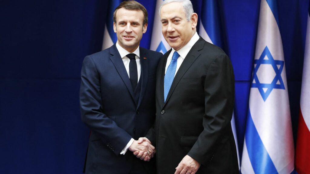 PODCAST. Travailleurs sans-papiers des JO, Macron en Israël et The Rock trop blanc : ça dit quoi ce 24 octobre ?
          Ce mardi 24 octobre, Emmanuel Macron est arrivé en Israël, le musée Grévin doit présenter une nouvelle statue de cire moins blanche pour représenter l'acteur Dwayne "The Rock" Johnson, et 100 travailleurs sans-papiers exploités sur les chantiers des JO.