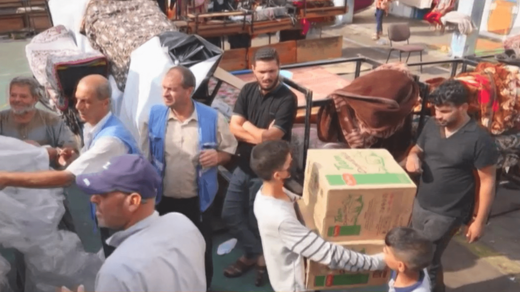 Guerre entre le Hamas et Israël : à Gaza, l’aide humanitaire internationale s’organise
          Mercredi 25 octobre, le chef de l’État a annoncé la venue d’un navire militaire pour soutenir les hôpitaux de Gaza, le Tonnerre. Il a quitté le port de Toulon jeudi 26 octobre. Un premier avion a atterri en Égypte. L’aide internationale s’organise alors que les Gazaouis manquent de tout.
