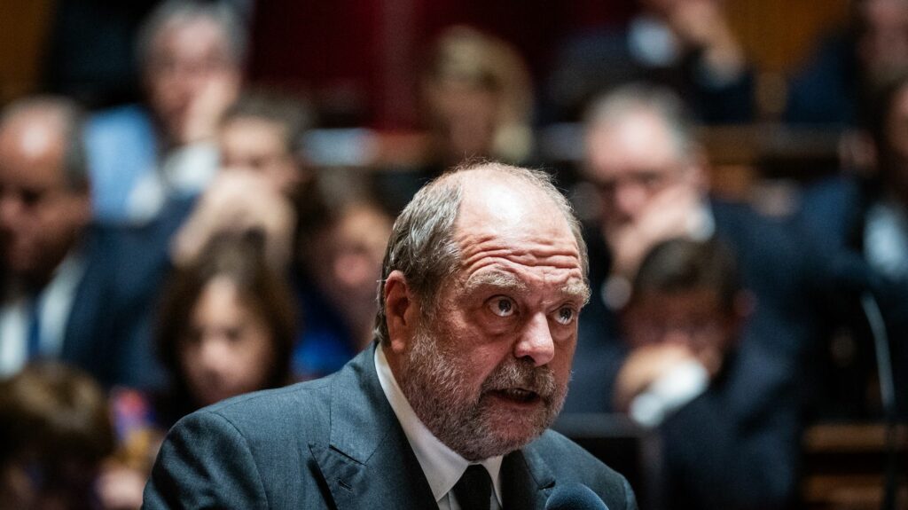 Château de Versailles, aéroports, établissements scolaires... Que risquent les auteurs de fausses alertes à la bombe ?
          Le ministre de la Justice, Eric Dupond-Moretti, a promis mercredi que les auteurs de ces fausses alertes "seront retrouvés" et "punis".