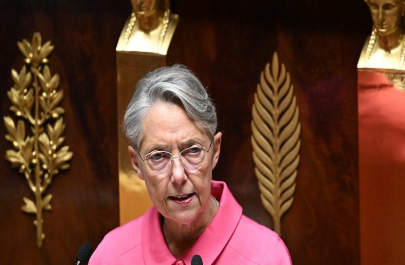 Budget de la Sécurité sociale : Elisabeth Borne déclenche l'article 49.3 sur le volet recettes, LFI et le RN annoncent le dépot d'une motion de censure
          Il s'agit de son troisième 49.3 depuis la reprise des travaux parlementaires en septembre et son 14e depuis son arrivée à Matignon.