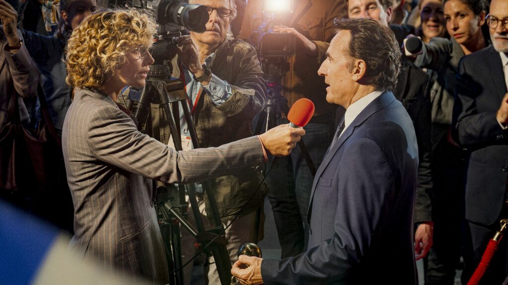 Cinéma : la bobine unique d'Albert Dupontel, de retour avec "Second tour"
          Le dernier film d'Albert Dupontel, sort ce mercredi 25 octobre. "Second tour" raconte l’histoire d'un candidat à la présidentielle. Qui est ce réalisateur dont le travail est salué par le public et les professionnels ?