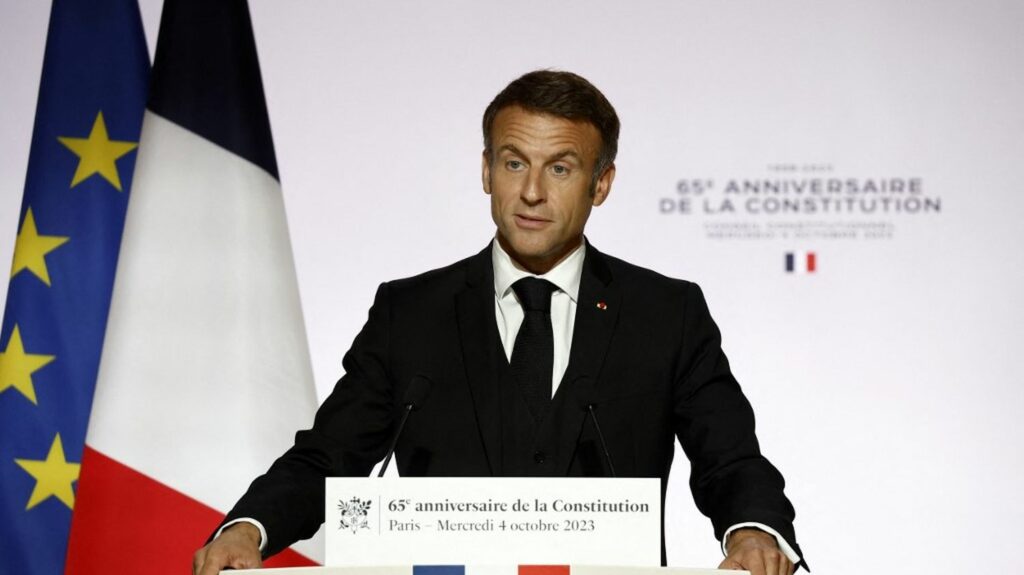 ÉDITO. Élargir le champ du référendum, comme le souhaite Emmanuel Macron, peut-il permettre de résorber la crise démocratique ?
                  Le président de la République déclare vouloir mener "à son terme" l'élargissement du champ du référendum, sans préciser explicitement les sujets auxquels il pense. La droite et l'extrême droite réclament une consultation sur le thème de l'immigration.
