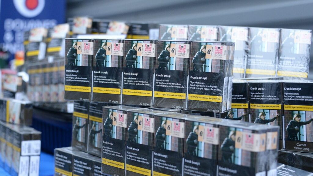 Témoignage



  

  
  

      


      

      
        "Ce n'est jamais simple de gagner un litige contre l'État" : un étudiant oblige le gouvernement à augmenter le nombre de cigarettes que les voyageurs peuvent rapporter en France
                  Un étudiant de 22 ans a obtenu une décision du Conseil d'État qui pourrait contraindre la France à s'aligner sur le droit européen, soit la possibilité d'importer jusqu'à 800 cigarettes de l'Union européenne, contre 200 cigarettes aujourd'hui.