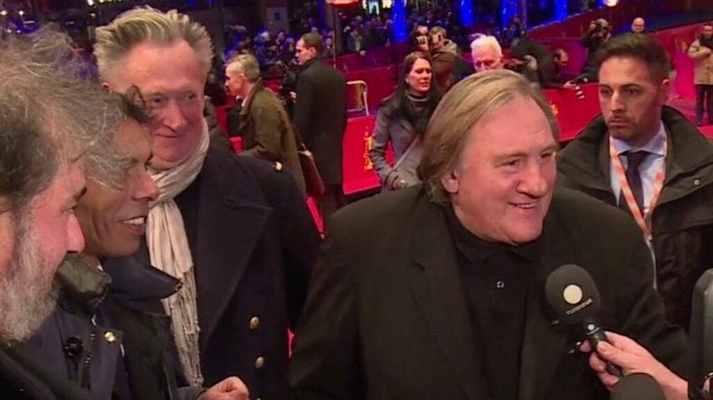 Violences sexuelles : Gérard Depardieu se défend dans une lettre
              L'acteur Gérard Depardieu est mis en examen pour viols et agressions sexuelles. Lundi 2 octobre, il a assuré, dans les colonnes du "Figaro", qu'il n'avait jamais "abusé d'une femme".