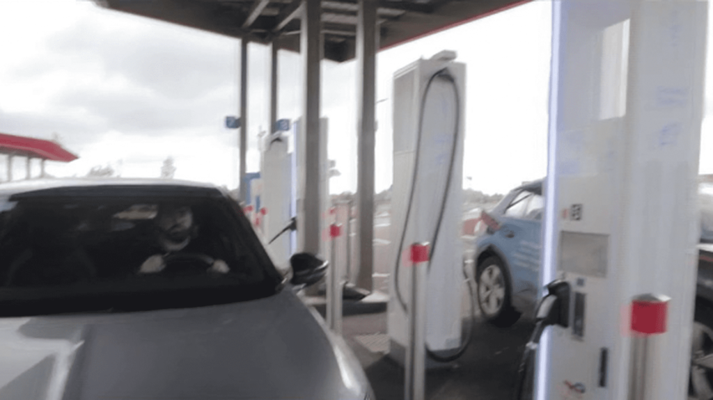 Voitures électriques : une enveloppe de 200 millions d’euros pour développer le réseau de bornes de recharge
          Vendredi 27 octobre, le gouvernement a annoncé une enveloppe de 200 millions d’euros pour développer le réseau de bornes de recharge publiques à travers la France.