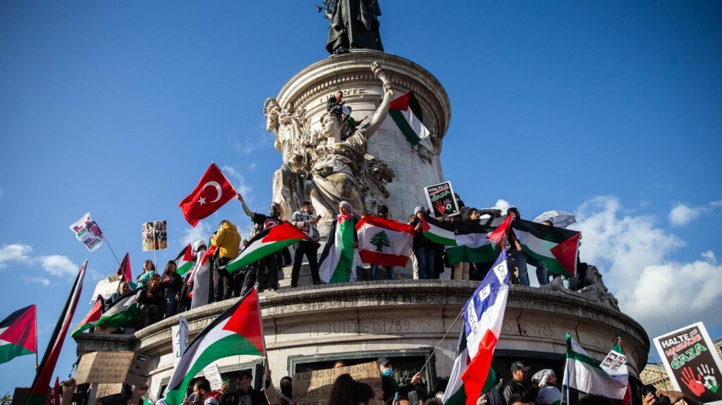 Guerre entre Israël et le Hamas : 15 000 personnes rassemblées à Paris en soutien aux Palestiniens, selon la préfecture de police
          Il s'agissait de la première manifestation propalestinienne dans la capitale à ne pas avoir initialement fait l'objet d'une interdiction par la préfecture de police.