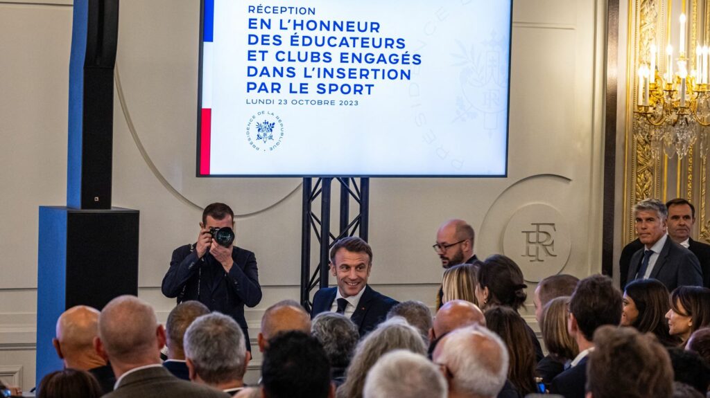 A l'approche des JO 2024, Emmanuel Macron présente un plan en faveur de l'insertion professionnelle par le sport
          Le chef de l'Etat a déclaré vouloir recruter et former 1 000 éducateurs sociaux, grâce à une aide de 20 000 euros par club.