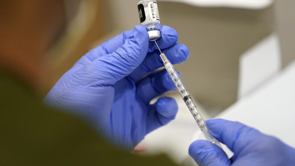 La France lance un programme de vaccination précoce alors que les cas de Covid-19 augmentent