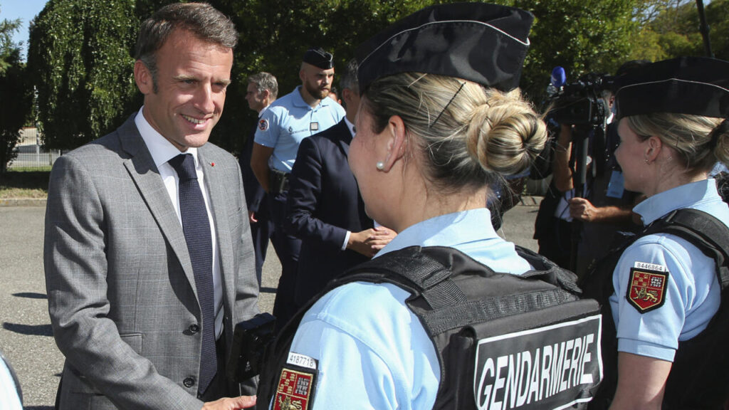 Macron dévoile son plan pour renforcer la sécurité suite aux émeutes