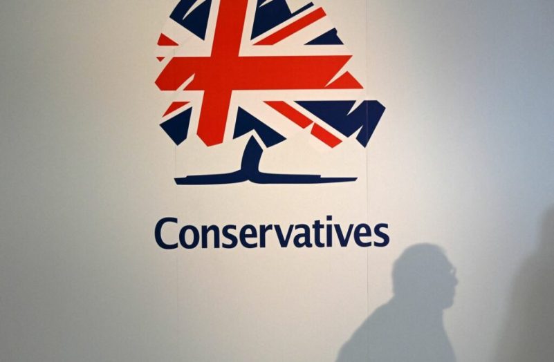 Royaume-Uni : le parti conservateur organise sa conférence annuelle dans une ambiance morose
                  C'est un parti conservateur malade qui se rassemble, dimanche à Manchester. Les Tories traversent une période compliquée, marquée notamment par des sondages en berne en vue des prochaines élections.