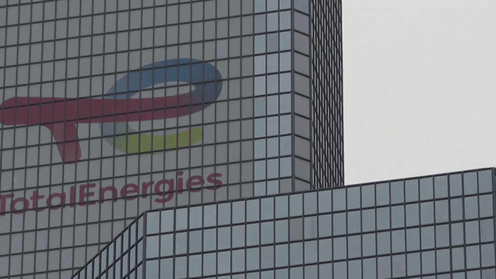 Climat : plainte contre TotalEnergies pour homicide involontaire
              Une plainte au pénal contre le groupe Total a été déposée par plusieurs associations de défense contre l’environnement, qui accusent le groupe pétrolier d’homicide involontaire.