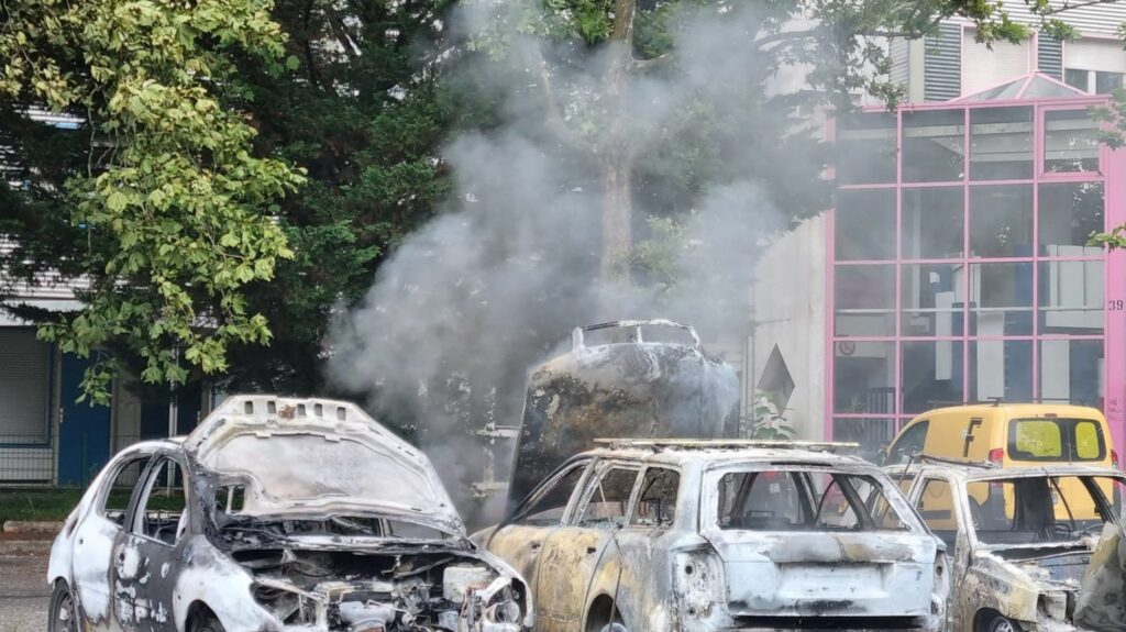 Émeutes après la mort de Nahel : quatre mois après, quelles mesures doit annoncer Élisabeth Borne ?
          La Première ministre doit présenter les mesures de l'exécutif devant 500 maires jeudi 26 octobre, quatre mois jour pour jour après la mort de Nahel, tué par un policier à Nanterre.