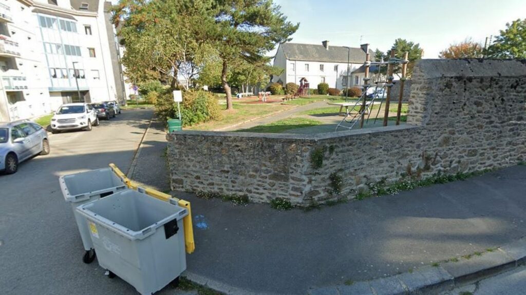 Mort d'un SDF à Saint-Malo : un suspect placé en garde à vue, une autopsie réalisée lundi
                  L'homme sans domicile fixe avait été mortellement frappé vendredi à Saint-Malo. Le suspect, interpellé le lendemain, a déjà été condamné à plusieurs reprises, notamment pour violences aggravées, a appris France Bleu Armorique.
