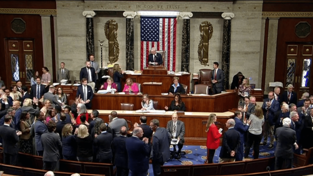 États-Unis : la menace d'un "shutdown" plane sur le pays
                  Sans accord entre les républicains et les démocrates, l'ensemble des services publics serait paralysé aux Etats-Unis. À un an de l'élection présidentielle, l'enjeu de ce bras de fer est aussi politique, mais les conséquences pourraient être très fortes pour les Américains.