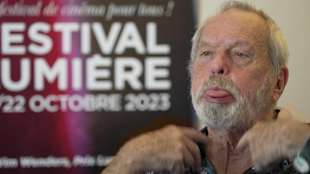 Festival Lumière : Terry Gilliam présente en avant-première  "L'Armée des 12 singes" en version restaurée
          L'ex Monty-Python fait partie des têtes d'affiche du Festival Lumière. Le cinéaste de 82 ans nous embarque dans son univers complètement déjanté, lors d'une masterclass originale, parsemée de "prout", où il montre à ses fans la version restaurée de "L'Armée des 12 singes".