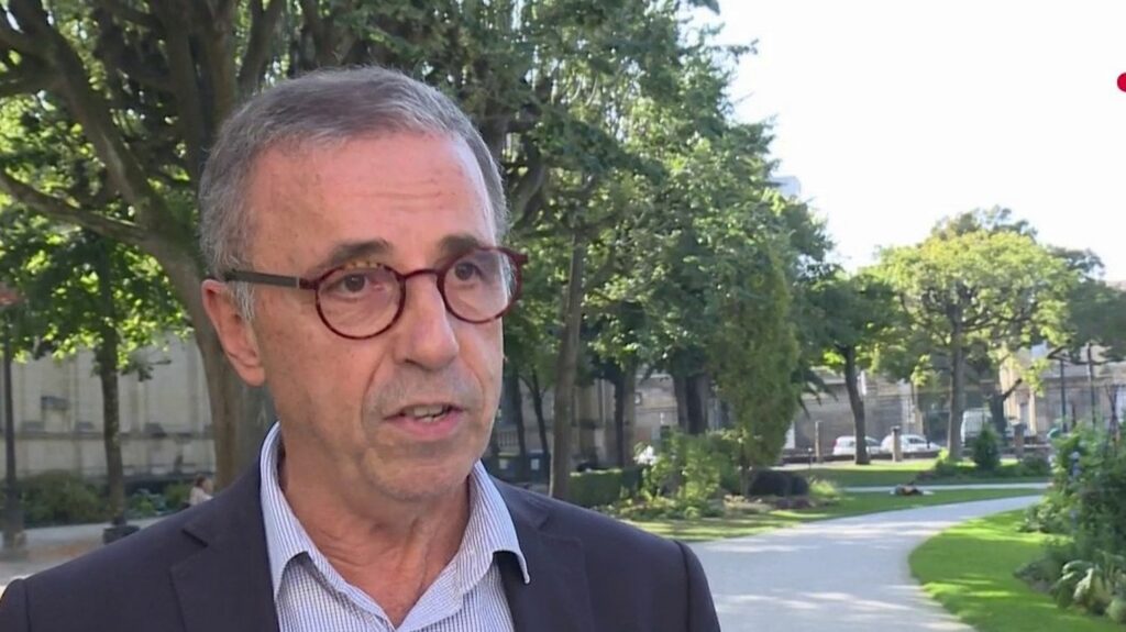 Bordeaux : le maire réfute le délit de fuite à la suite d’un accident entre une trottinette et sa voiture
                  À Bordeaux (Gironde), la voiture du maire semble avoir percuté une étudiante à trottinette. Une femme de 22 ans a porté plainte pour blessure involontaire et délit de fuite. L’élu conteste cette version des faits.
