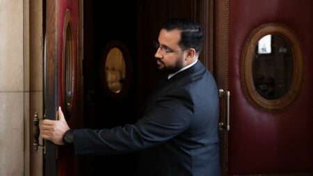 Affaire du 1er-Mai 2018: Alexandre Benalla confirmé en appel pour 3 ans de prison, dont 1 ferme Affaire du 1er-Mai 2018 : peine de 3 ans de prison dont 1 année ferme confirmée en appel pour Alexandre Benalla
L'ancien chargé de mission de l'Elysée, Alexandre Benalla, a été condamné en appel ce vendredi, dans l'affaire du 1er-Mai 2018, à trois ans de prison dont un an ferme. La même peine avait été prononcée en première instance.