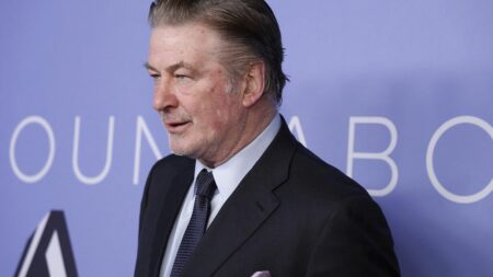 Tir mortel sur un tournage : Alec Baldwin de nouveau face à une inculpation
          Le 21 octobre 2021, le tournage du western "Rust" avait viré au drame quand Alec Baldwin avait tué la directrice de la photographie Halyna Hutchins et blessé le réalisateur Joel Souza avec une arme censée ne contenir que des balles à blanc.