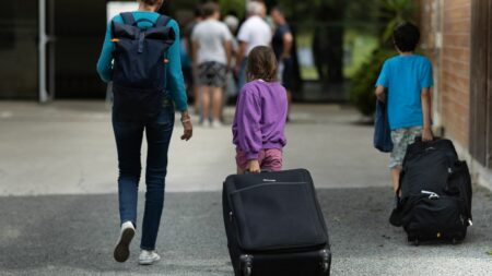 Ateliers d’aide à la parentalité à Montreuil après les émeutes: répondre aux questions des enfants sur l’école Reportage
"Mon fils me demande pourquoi il doit aller à l'école" : des ateliers d'aide à la parentalité mis en place après les émeutes de l'été dernier
À Montreuil, dont le centre-ville a été saccagé par les émeutiers, la mairie a mis en place une série d’ateliers d’aide à la parentalité. Depuis la rentrée, des dizaines de parents viennent prendre des conseils.