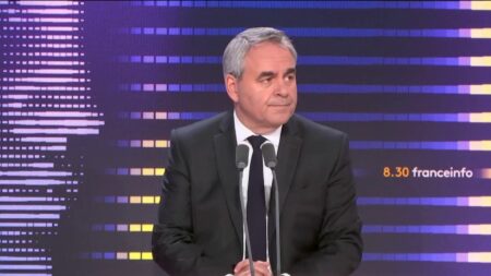 Attentat à Arras: le président LR, Xavier Bertrand, appelle à mettre fin à la violence; un professeur tué, un autre blessé Attentat dans un lycée d'Arras : "On veut que ça s'arrête tout ça", déclare le président LR de la région Hauts-de-France
Un professeur a été tué vendredi dernier à Arras, par un ancien élève radicalisé. Un professeur d'éducation physique est encore "très très sérieusement blessé" mais "ses jours ne sont pas en danger", annonce ce lundi Xavier Bertrand.