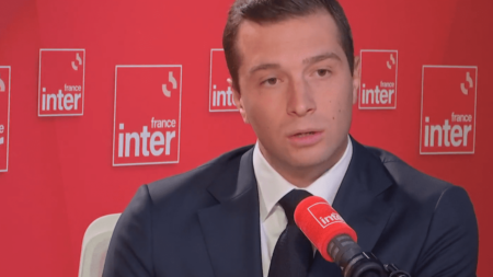 Attentat d’Arras: Jordan Bardella demande l’expulsion immédiate des étrangers radicalisés et la fermeture de mosquées radicales Attentat d'Arras : les étrangers radicalisés "doivent être sans délai expulsés" et les mosquées radicales "fermées", appelle Jordan Bardella
Après l'assassinat d'un professeur à Arras vendredi dernier par un ancien élève radicalisé, le président du Rassemblement national appelle ce lundi à "mener une guerre, être implacable à l'égard de cette idéologie".
