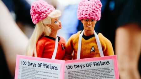 Le film "Barbie" dope l'activité de Mattel, qui aimerait retrouver sa place de leader sur le marché du jouet
          Le fabricant de jouets américain Mattel profite pleinement du succès du film "Barbie" sorti dans les salles en juillet dernier. La célèbre poupée est l’une de ses principales marques, et c’est un double succès pour le groupe.
