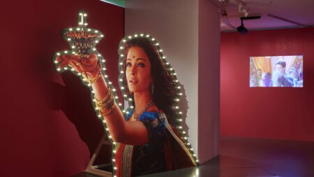 "Bollywood Superstars" : le musée du quai Branly braque son projecteur sur un cinéma pas comme les autres
                  Avec plus de 2 000 films par an, l’Inde est aujourd’hui le premier producteur de cinéma au monde. L'exposition du musée du Quai Branly raconte l'histoire d'un des cinémas les plus foisonnants.