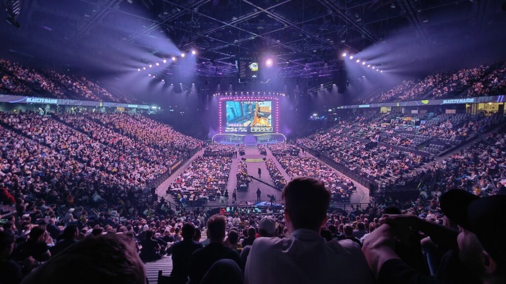 Budget 2024 : le gouvernement aligne la TVA des événements esport sur celle des concerts et des rencontres sportives
          Dans le budget 2024, adopté sans vote après le recours au 49.3 par le gouvernement, figure bel et bien une mesure que l'exécutif hésitait à reprendre : baisser le taux de TVA sur les billets des événements esport, actuellement de 20%, afin de l'aligner sur celui des événements sportifs et culturels (5,5%).