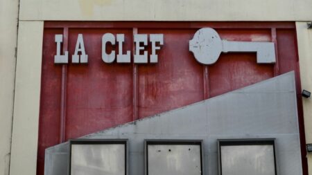 Le cinéma d'art et d'essai La Clef, dans le Ve arrondissement de Paris, espère rouvrir au 2e semestre 2024
          Le collectif "La Clef Revival" avait conclu en avril un accord devant notaire pour racheter les lieux  pour 2,9 millions d'euros. Il a réussi dimanche à récolter 100 000 euros supplémentaires grâce à la vente de 45 œuvres sur 96 exposées à Paris.