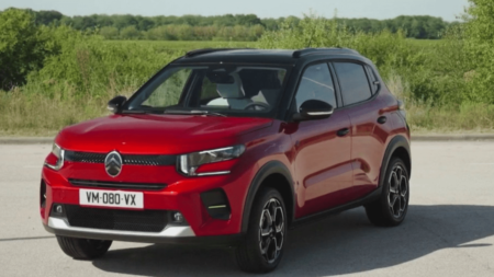 Véhicules électriques : Citroën dévoile sa C3 électrique à 23 300 euros
          Citroën a présenté, mardi 17 octobre, sa nouvelle C3 électrique à Meudon (Hauts-de-Seine). Elle sera commercialisée à 23 300 euros.
