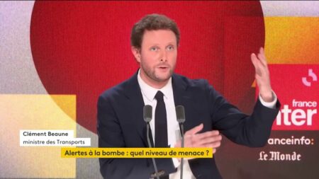 Clément Beaune, ministre des Transports, affirme qu’il n’y aura pas de ZAD sur l’A69 Vidéo
A69 : "Il n'y aura pas de ZAD", affirme le ministre des Transports
"On ne peut pas éternellement contester, a fortiori par la violence, des décisions confirmées par les élus, l'État et la justice", juge Clément Beaune.
