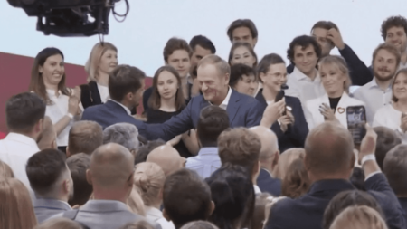 Coalition pro-européenne remporte les élections législatives en Pologne, détrône droite conservatrice Pologne : la coalition pro-européenne remporte les élections législatives face à la droite conservatrice
Après huit ans de règne, la droite conservatrice a été défaite en Pologne lors des élections législatives, dimanche 15 octobre. La coalition pro-européenne qui lui faisait face triomphe.