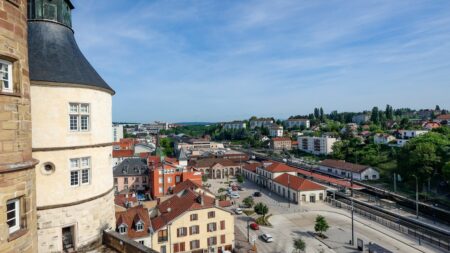 Doubs : un collégien de 14 ans jugé le mois prochain pour avoir menacé de tuer une de ses enseignantes
          La professeure a porté plainte et l'adolescent a, lui, été convoqué devant un juge des enfants le 22 novembre prochain. Les faits se sont déroulés le jour des obsèques de Dominique Bernard, professeur assassiné devant son lycée d'Arras.