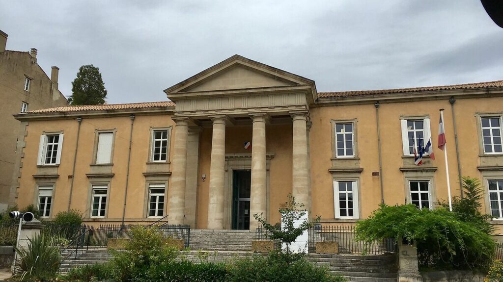 Pédopornographie : un homme de 44 ans condamné à un an de prison avec sursis
          Un Ardéchois a été condamné jeudi pour détention d'images pédopornographiques. Dans son ordinateur, les gendarmes ont aussi découvert des conversations avec des jeunes filles mineures.