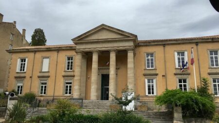 Pédopornographie : un homme de 44 ans condamné à un an de prison avec sursis
          Un Ardéchois a été condamné jeudi pour détention d'images pédopornographiques. Dans son ordinateur, les gendarmes ont aussi découvert des conversations avec des jeunes filles mineures.
