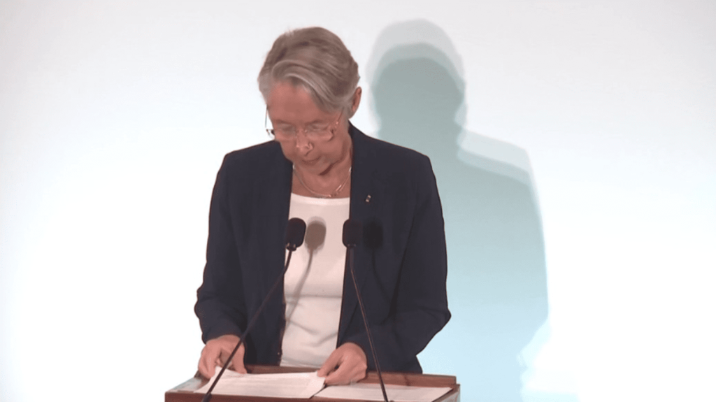 Conférence sociale sur les bas salaires : Elisabeth Borne appelle à la négociation
          La Conférence sociale sur les bas salaires s'ouvrait, lundi 16 octobre. La Première ministre a appelé à la négociation entre employeurs et syndicats, tandis que ces derniers souhaitent des mesures contraignantes.